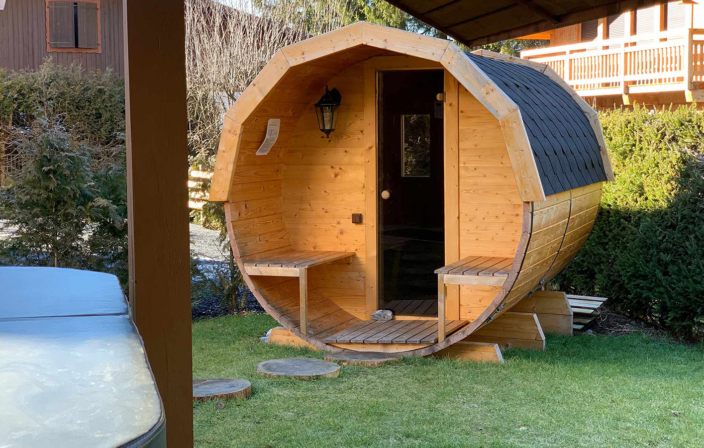Saunafass – Wellness im Grünen Saunafass im Garten mit natürlicher Umgebung.