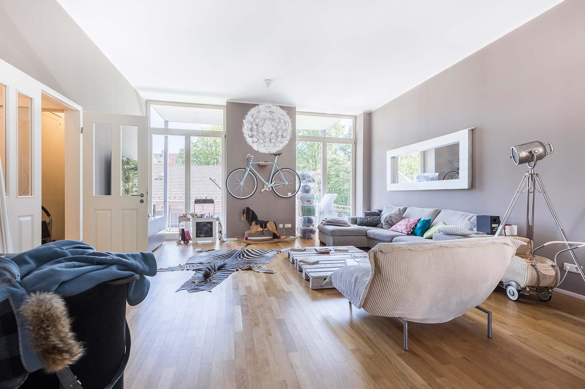 modernes Wohnzimmer mit Furnierboden