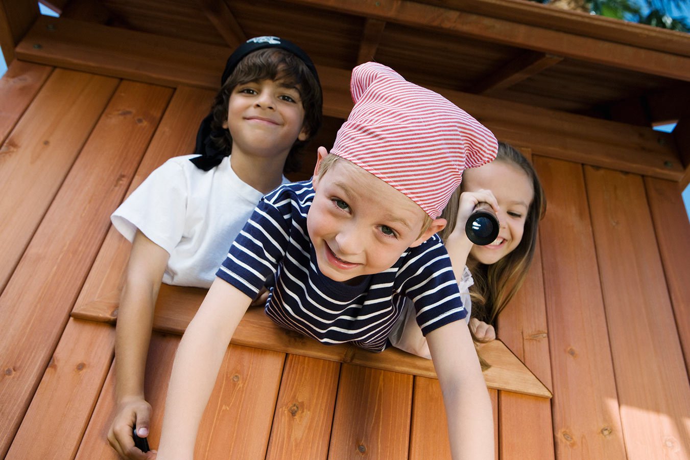 Kinder schauen aus Spielturm