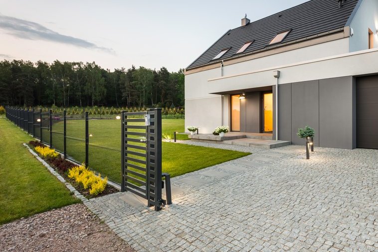 moderne Einfahrt Einfamiliehaus mit Zaun und Toranlage