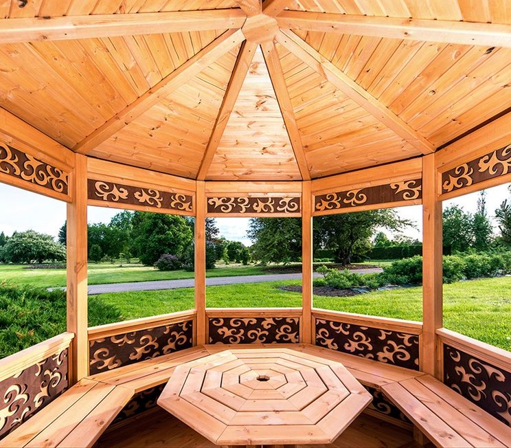 Innenaufnahme eines großen Holzpavillons