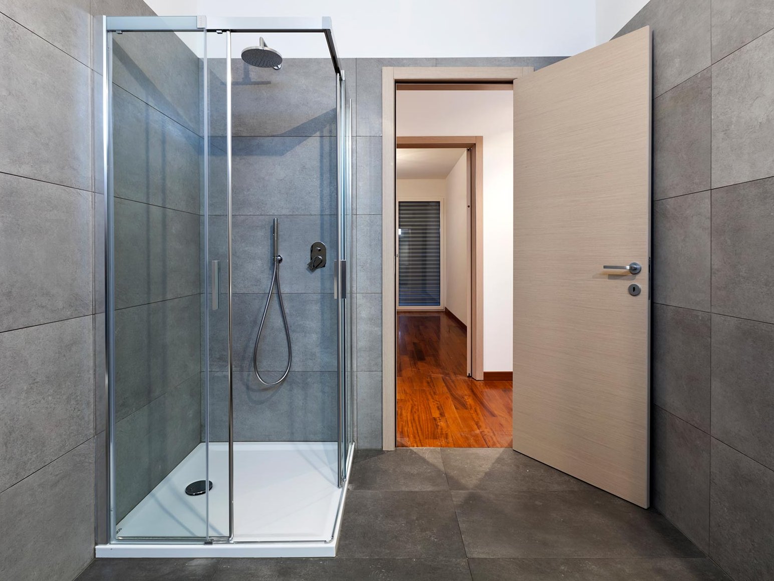 Blick in modernes Bad mit hochwertiger Innentür