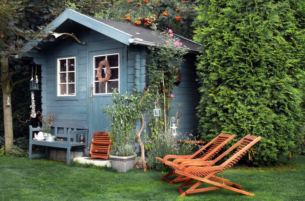 Modulare Gartenhäuser Bausätze gern inkl. Aufbau für Hohenfurch und Landsberg gemütliches kleines Gartenhaus in blau im Garten