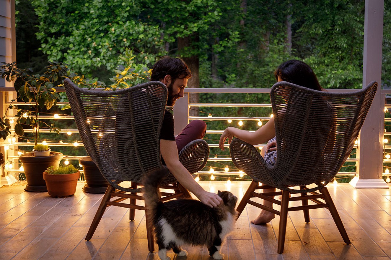 wunderschöne Holzterrassen gern inkl. Montage für Hohenfurch und Landsberg 2023_GI-1223479303_Terrasse_Paar_Katze_MS.jpg