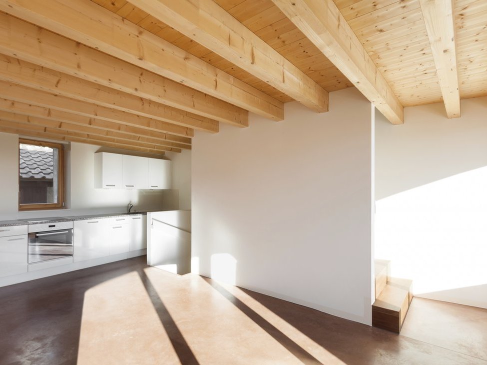 Bauholz für den Holzbau in und um Hohenfurch und Landsberg Leerer Wohnraum mit Holzbalkendecke