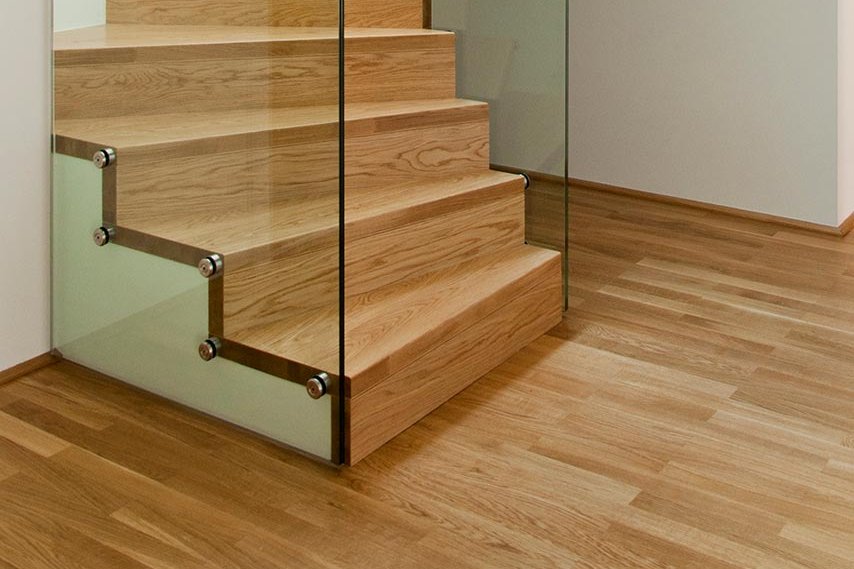 Nahaufnahme einer Treppe mit dem gleichen Parkett wie auf dem Boden
