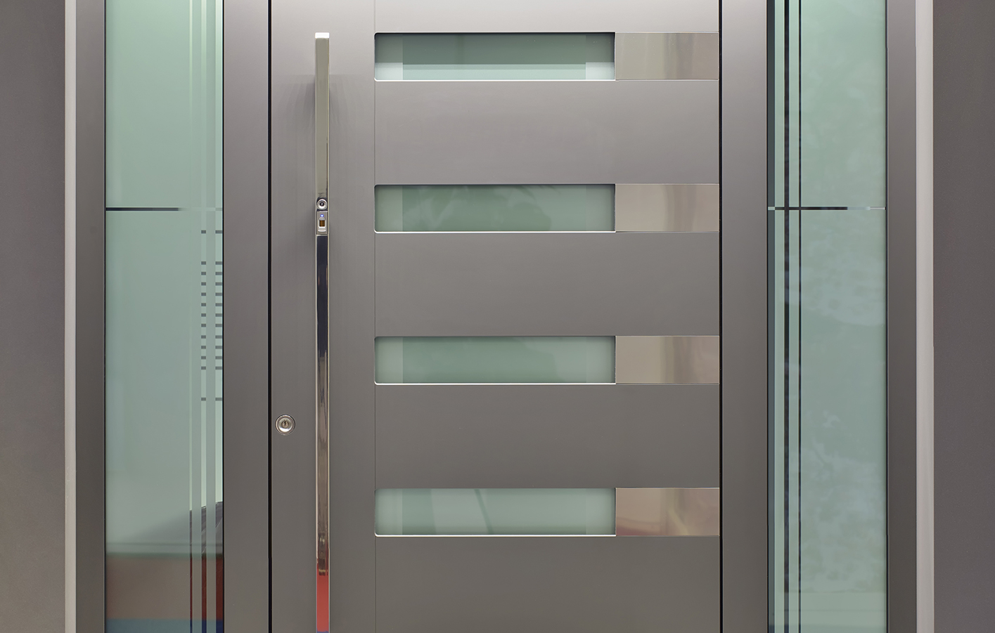 Ansicht einer Haustür aus Edelstahl und Aluminium