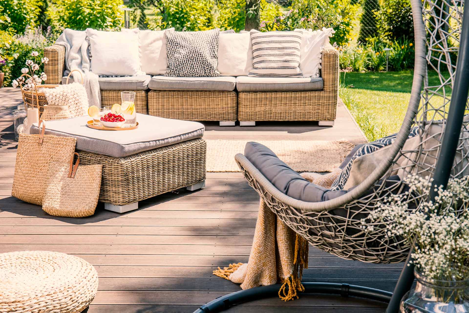 Sonninge Terrasse im Sommer mit Rattankorbsitzgarnitur