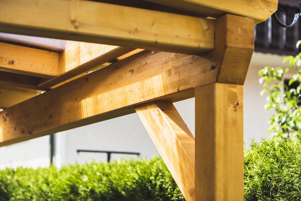 Nahaufnahme Terrassenüberdahung aus Holz