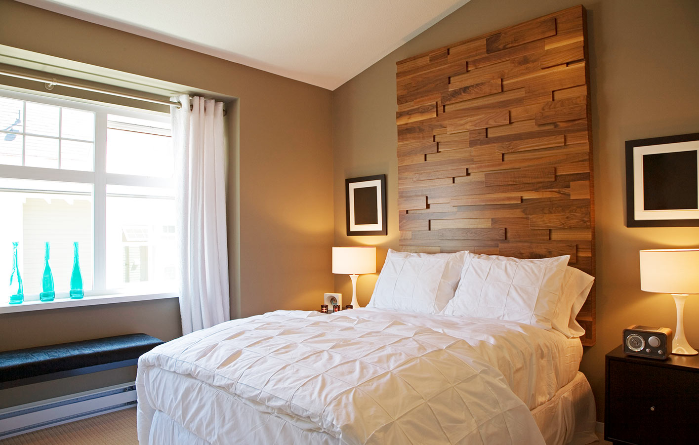 Schlafzimmer mit Holz-Paneel über dem Bett
