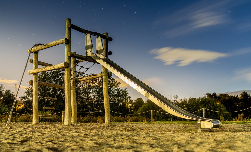 moderne Spielanlage - öffentlicher Spielplatz