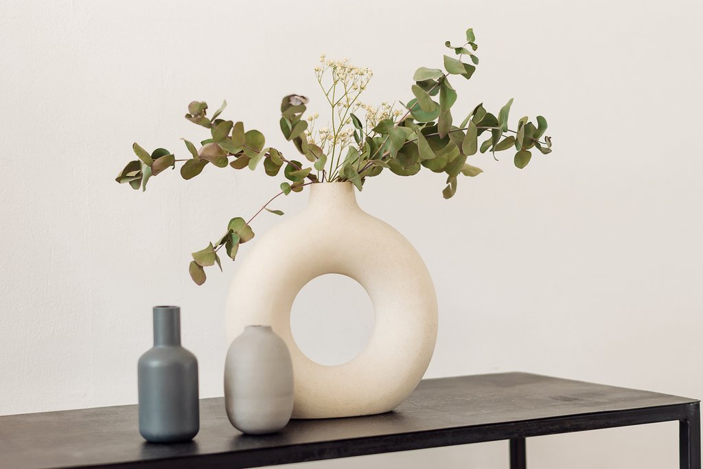 Bild mit Tisch und modernen Vasen darauf