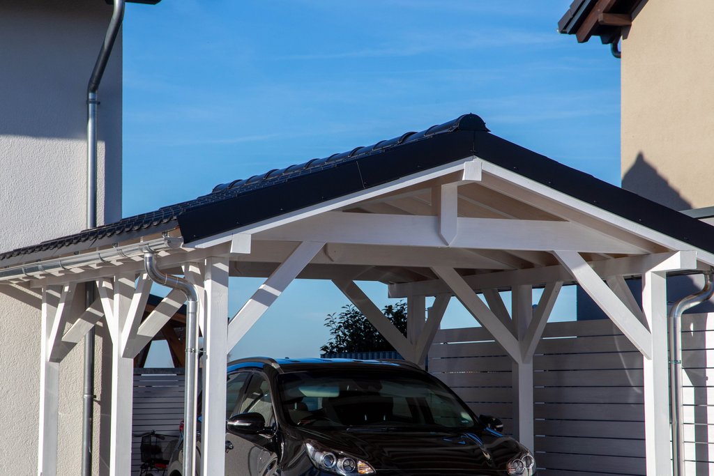 modernes weißes Holz-Carport